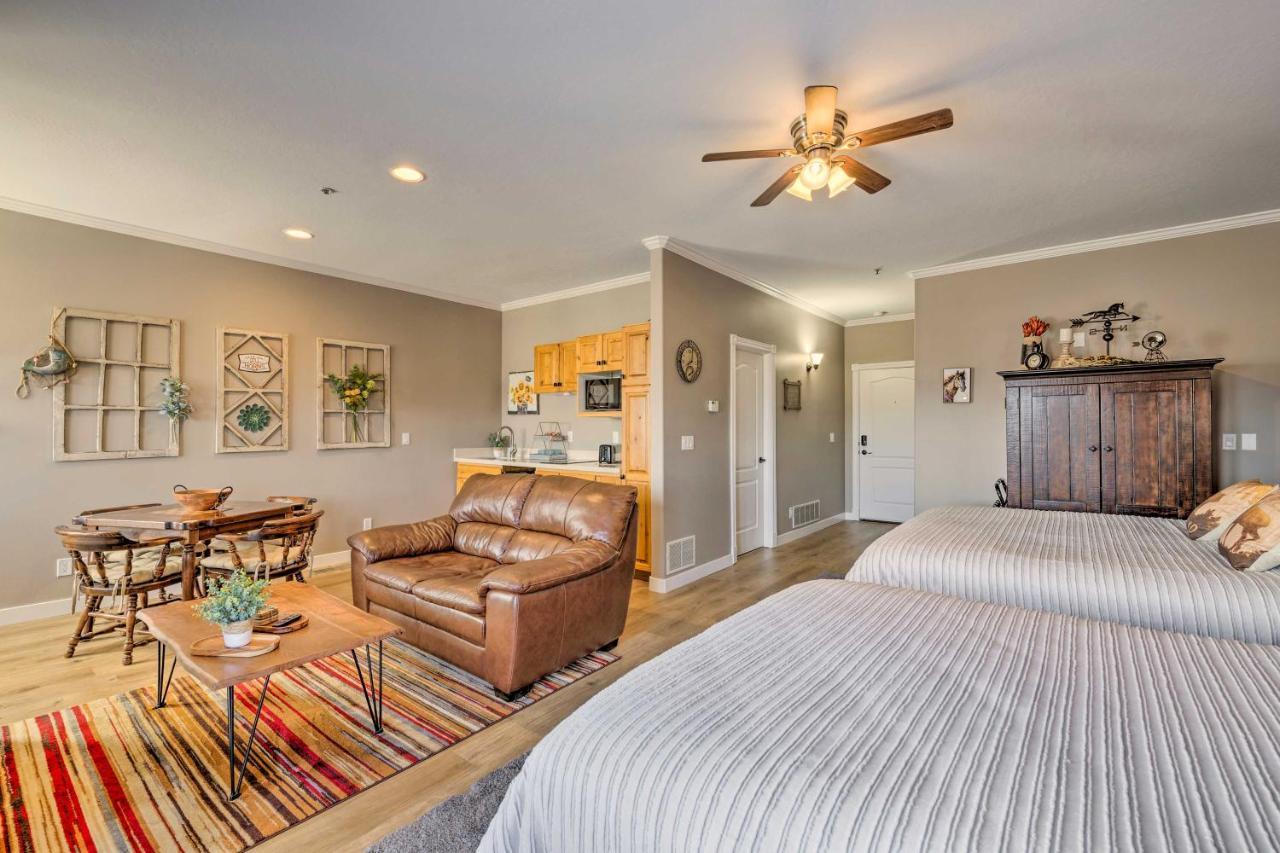 Large, Cozy Midway Studio With Mountain Views! Extérieur photo