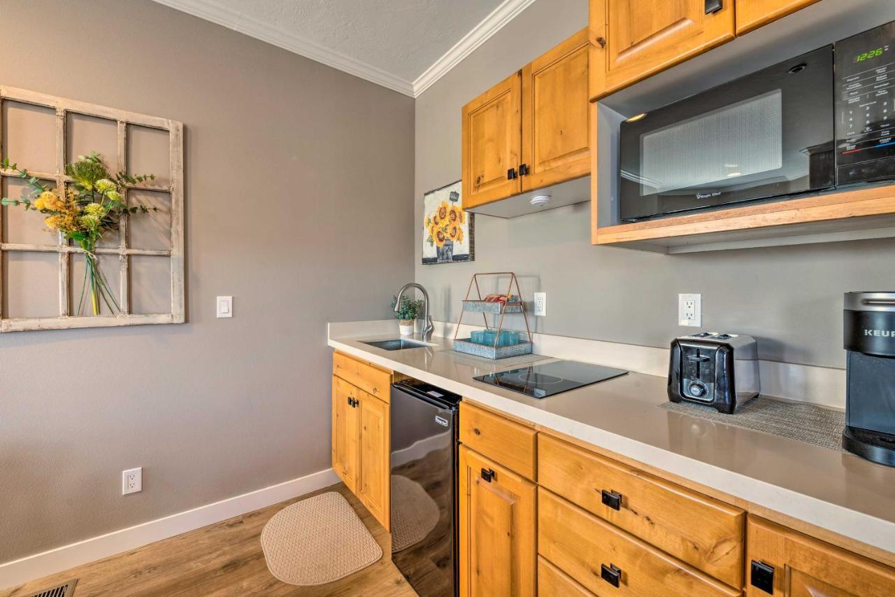 Large, Cozy Midway Studio With Mountain Views! Extérieur photo