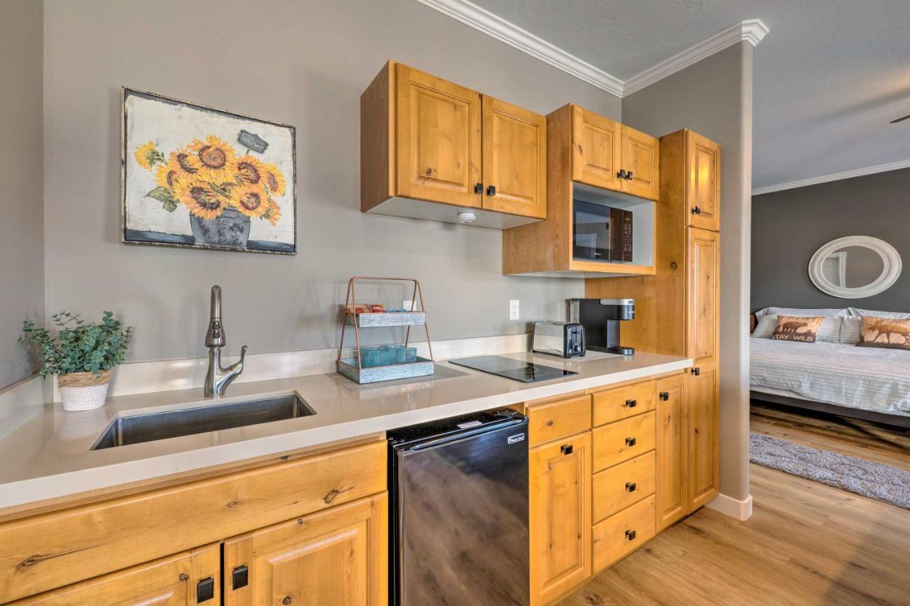Large, Cozy Midway Studio With Mountain Views! Extérieur photo