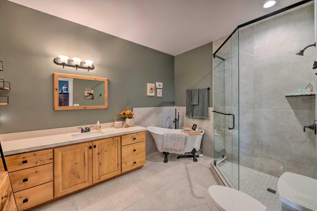 Large, Cozy Midway Studio With Mountain Views! Extérieur photo